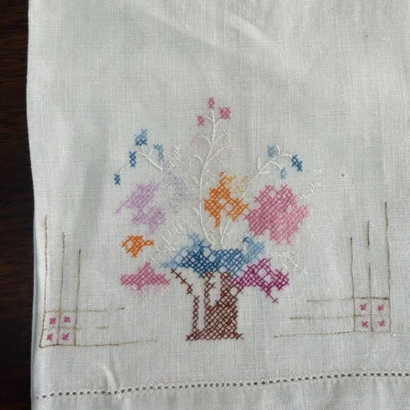 Adorable Dainty Vintage Hand Embroidered Hand Towel Set - Picture 5 of 9